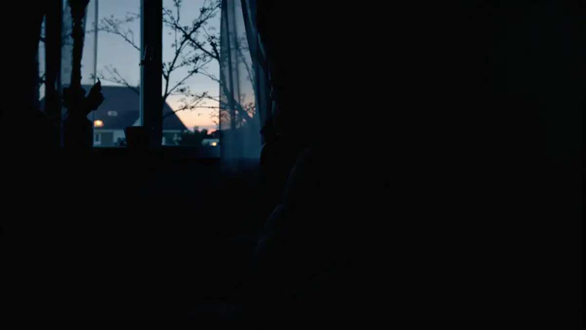 Il silenzio della sera, quando si instaura così, può in realtà aumentare la tensione mentale